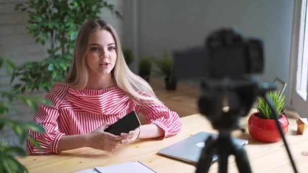 Mooie make-up vlogger met spiegel opname tutorial — Stockvideo
