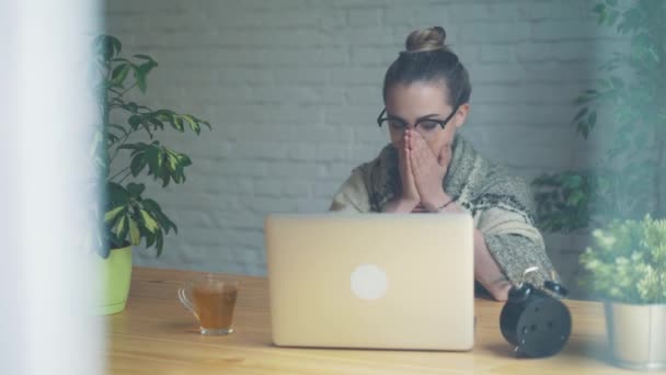 Portret van een gefrustreerd meisje waait haar neus in een zakdoek tijdens het werken met een laptop. Het concept van een ongelukkig zieke werknemer. — Stockvideo