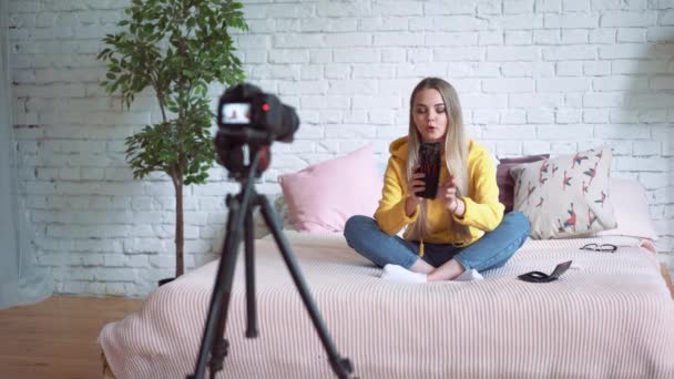 Mujer divertida blogger grabación de vídeo. Chica belleza blogger sentado en la cama, escribe un video a su blog . — Vídeos de Stock