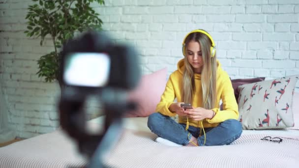 Mujer divertida blogger grabación de vídeo. Chica belleza blogger sentado en la cama, escribe un video a su blog . — Vídeos de Stock