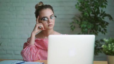 Klavyede eller iş bir dizüstü bilgisayar, kadın önünde masada oturan kadın