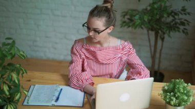 Klavyede eller iş bir dizüstü bilgisayar, kadın önünde masada oturan kadın