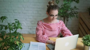Klavyede eller iş bir dizüstü bilgisayar, kadın önünde masada oturan kadın