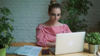 Klavyede eller iş bir dizüstü bilgisayar, kadın önünde masada oturan kadın.