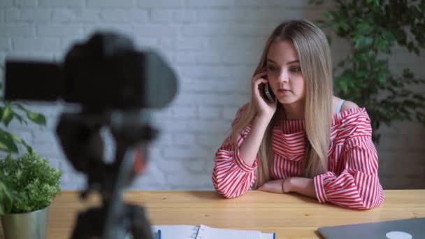 Vacker flicka spela in video på kameran på kontor. Fashion blogger-konceptet. — Stockvideo