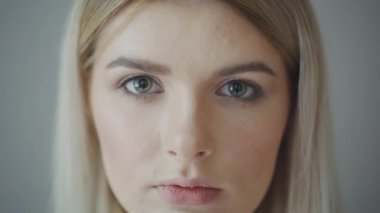 Sarışın kamerada görünüyor güzel kız kapatın. Kız kamera gözlerini açar.