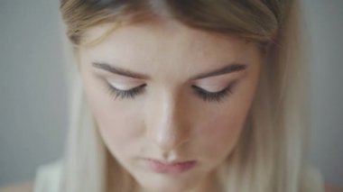 Sarışın kamerada görünüyor güzel kız kapatın. Kız kamera gözlerini açar