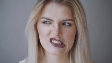 Güzel kadın yüzü. Mükemmel dişlek gülümseme. Beyaz genç kız yakın çekim portre. Koyu dudaklar, cilt, diş. Gri arka plan üzerinde izole. Stüdyo vurdu. mutlu pozitif kız