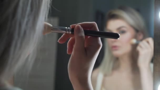 Trucco. Giovane bella ragazza rendendo il trucco con pennello sulle guance . — Video Stock