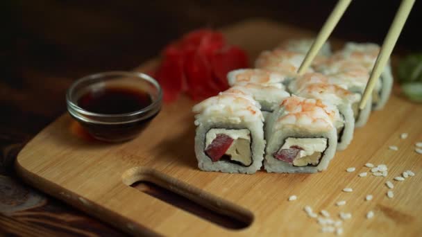 Čerstvé sushi, rohlíky na stole. Tmavé pozadí. Suši hole. — Stock video