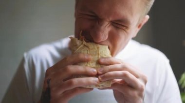 Genç adam, öğrenci ev yemek lokanta oturan. Shawarma, Shawarma, Shawarma. Sağlıklı veya sağlıksız taze yiyecek.