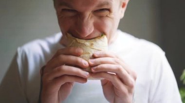 Genç adam, öğrenci ev yemek lokanta oturan. Shawarma, Shawarma, Shawarma. Sağlıklı veya sağlıksız taze yiyecek.