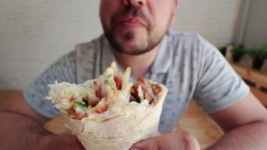 Midlle Doğu lokanta mutfağı olduğunu Döner Kebap yiyen adam