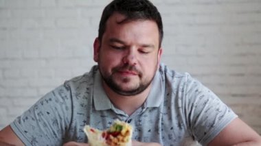 Midlle Doğu lokanta mutfağı olduğunu Döner Kebap yiyen adam