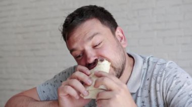 Midlle Doğu lokanta mutfağı olduğunu Döner Kebap yiyen adam