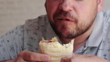 Midlle Doğu lokanta mutfağı olduğunu Döner Kebap yiyen adam.