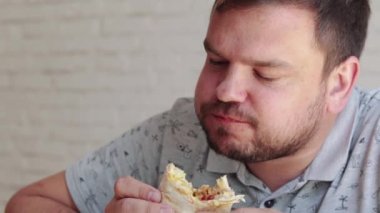 Midlle Doğu lokanta mutfağı olduğunu Döner Kebap yiyen adam