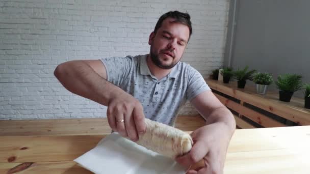 Hombre comiendo Doner Kebap es una cocina de comida rápida del medio oriente — Vídeo de stock