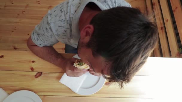 Hombre comiendo Doner Kebap es una cocina de comida rápida del medio oriente — Vídeo de stock