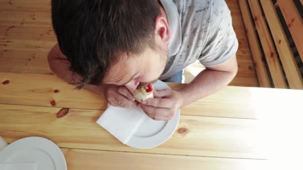 Seorang pria makan Doner Kebap yang tengah makan makanan cepat saji timur — Stok Video