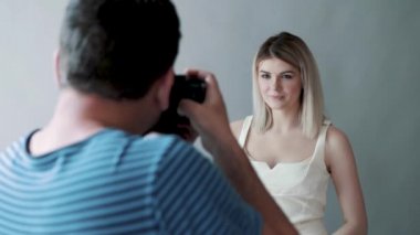 Sarışın kamerada görünüyor güzel kız kapatın. Kız kamera gözlerini açar