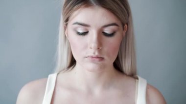 Sarışın kamerada görünüyor güzel kız kapatın. Kız kamera gözlerini açar