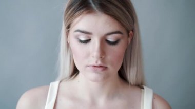 Sarışın kamerada görünüyor güzel kız kapatın. Kız kamera gözlerini açar