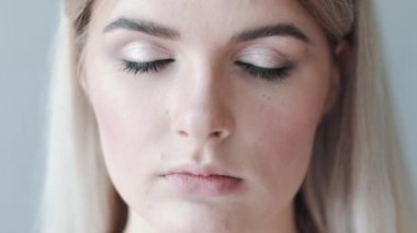 Sarışın kamerada görünüyor güzel kız kapatın. Kız kamera gözlerini açar