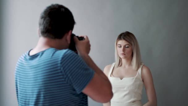 La bella ragazza la bionda guarda nella telecamera, da vicino. La ragazza apre gli occhi sulla macchina fotografica — Video Stock