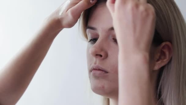 Nahaufnahme einer Frau, die Kosmetik mit einem großen Make-up-Pinsel aufträgt. Mädchen im Salon schminken, Puder auf die Haut auftragen, Foundation — Stockvideo