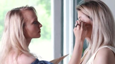 Kirpik makyaj modelleri göz uygulamak makyöz. Görünümü kapatın.