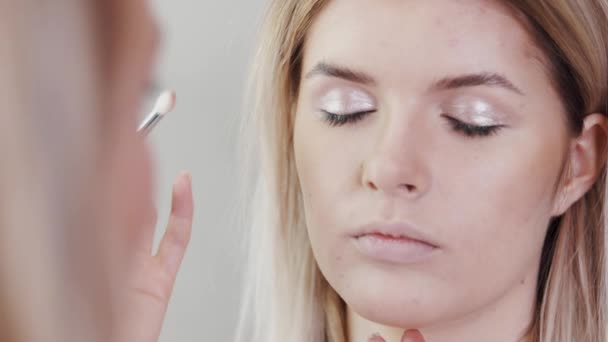 Make Artist Tillämpa Ögonfrans Makeup För Modeller Ögat Nära Håll — Stockvideo