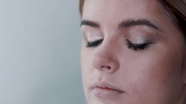 Maquillaje artista aplicando maquillaje de pestañas a los modelos de ojo. Vista de cerca . — Vídeos de Stock