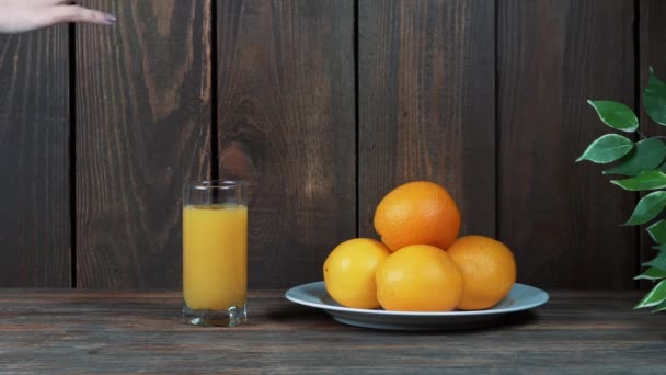 Bebe un vaso de jugo de naranja. Alimentación escena cinematográfica . — Vídeos de Stock