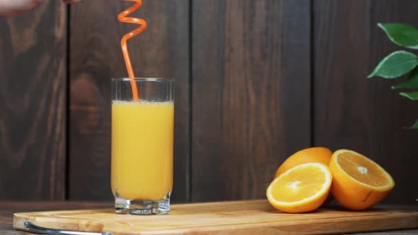 Bebe un vaso de jugo de naranja. Alimentación escena cinematográfica . — Vídeo de stock