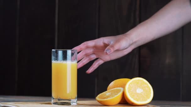 絞りたてオレンジ ジュース ガラス オレンジ ジュースを絞る 木製の背景 健康的な朝食 — ストック動画