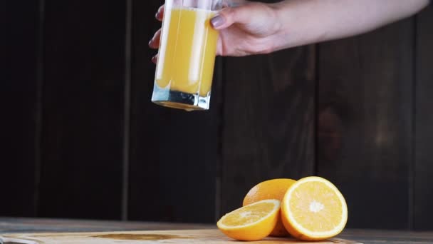 オレンジ ジュースのガラスを飲みます。食品映画の一場面. — ストック動画