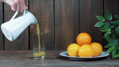 Portakallar ahşap masada.