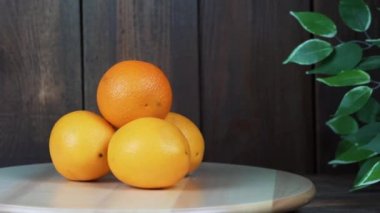 Portakallar ahşap masada.