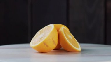 Portakallar ahşap masada.