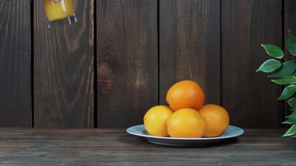 Naranjas en la mesa de madera — Vídeo de stock