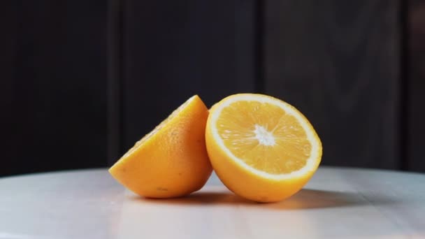 Oranges sur la table en bois — Video