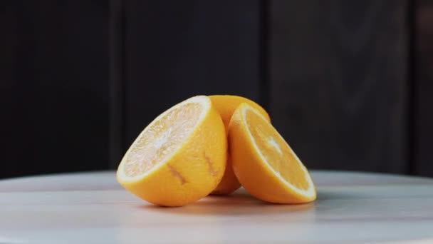 Апельсины на деревянном столе — стоковое видео