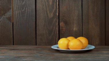 Bir bardak taze sıkılmış portakal suyu. Dökün, portakal suyu sıkmak. Ahşap bir arka plan üzerinde.