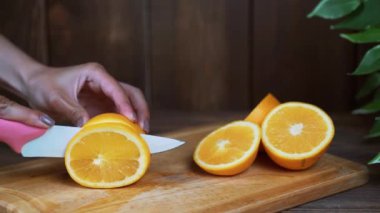 Bayanlar taze turuncu mutfak üzerinde kesme eller
