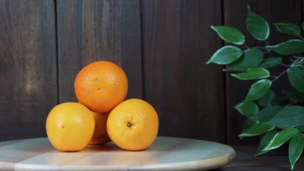 Orangen auf dem Holztisch — Stockvideo