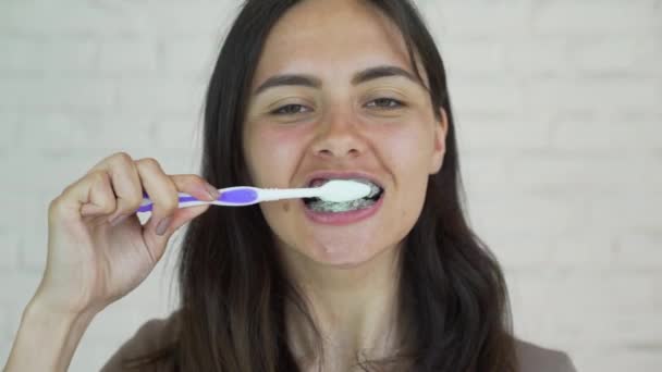 Dziewczyna zębów, czyszczenie z szelkami. — Wideo stockowe
