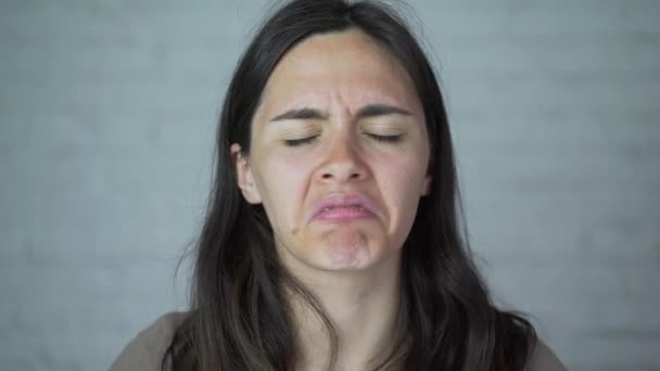 Dziewczyna nosi szelki na zęby. dyskomfort, ból — Wideo stockowe