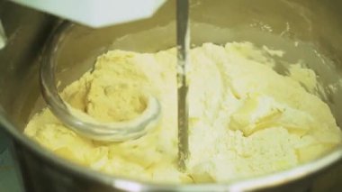 Bir hamur ekmek üretim, profesyonel yoğurucu spiral makinesi ile pişirme için karıştırma. Kurabiye imalatı