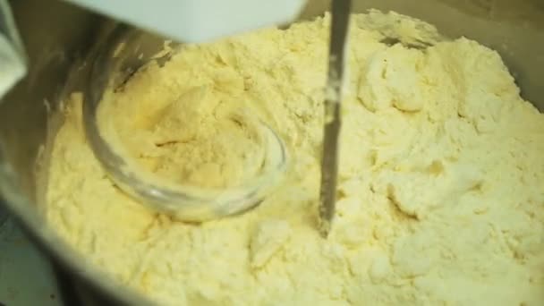 Miscelazione di un impasto per la cottura del pane con impastatrice professionale a spirale nella fabbricazione. Produzione di biscotti — Video Stock